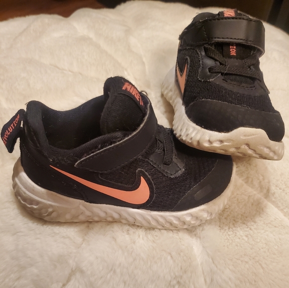 Toddler Girl Nike Revolution - Picture 2 of 2
